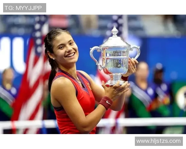 前美网冠军拉杜卡努回沈阳省亲 被大妈辅导打网球